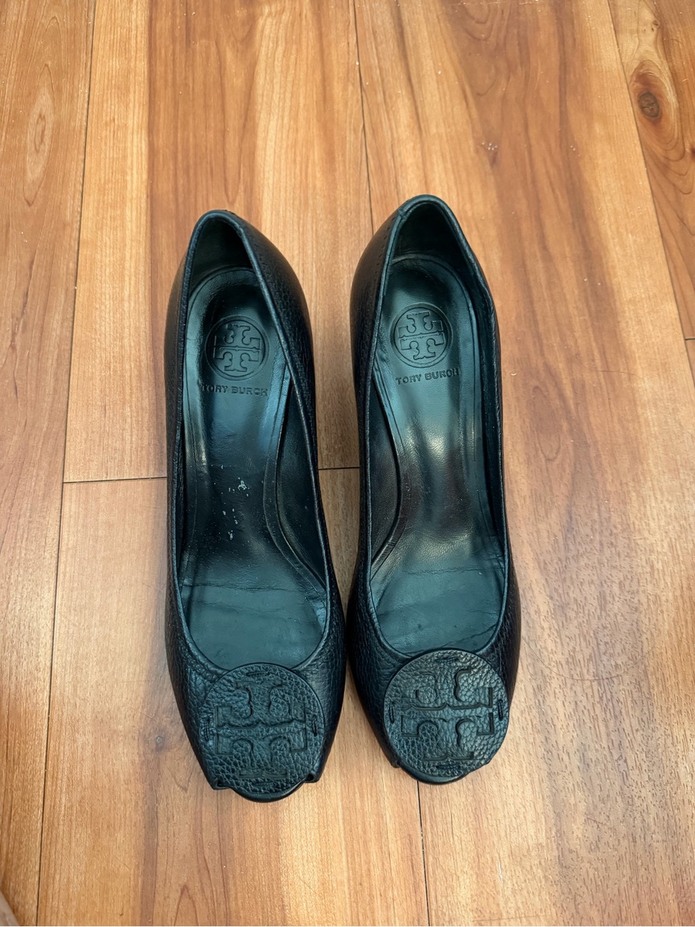 Tory Burch Black Leather Round-Toe Logo Pumps